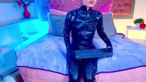 Snapshot of emma_wilder chatting on 11-10-25, 08:30 neko online show from 11-10-25, 08:30