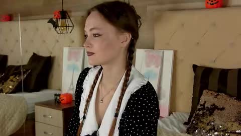 EmmaCamm online show from 10-31-25, 01:23