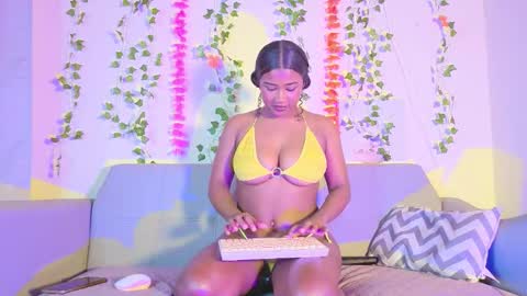 Snapshot of emmaconneer chatting on 11-25-25, 02:06 Emma online show from 11-25-25, 02:06