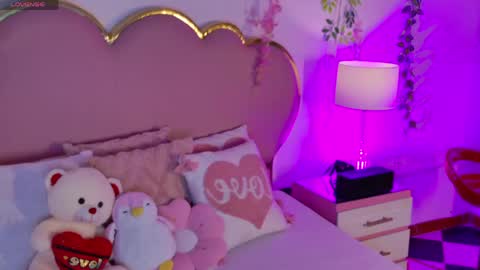 Snapshot of emmacrush chatting on 05-05-26, 08:17 Welcome Im yosein Your love is my passion activate it with your tips and enjoy with me online show from 05-05-26, 08:17