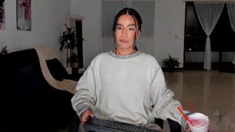 Snapshot of emmaellis chatting on 01-12-25, 07:43 valentina online show from 01-12-25, 07:43