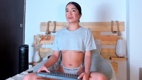 Snapshot of emmaellis chatting on 02-18-25, 05:09 valentina online show from 02-18-25, 05:09