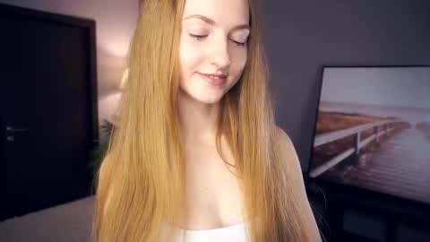 Snapshot of emmalaflame chatting on 10-25-25, 09:09 Emma day Wendy night online show from 10-25-25, 09:09