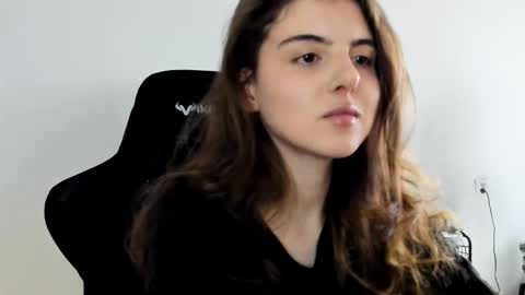 Snapshot of emmamon chatting on 01-11-26, 12:32 Emma online show from 01-11-26, 12:32