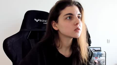 Snapshot of emmamon chatting on 02-12-26, 10:43 Emma online show from 02-12-26, 10:43