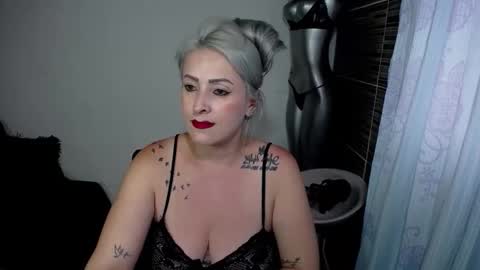 Snapshot of emmarizzoo chatting on 04-30-26, 10:14 Emma online show from 04-30-26, 10:14