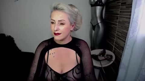 Snapshot of emmarizzoo chatting on 05-22-26, 08:47 Emma online show from 05-22-26, 08:47