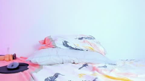 Snapshot of emmarogers_ chatting on 01-29-25, 06:39 Emma Rogers online show from 01-29-25, 06:39