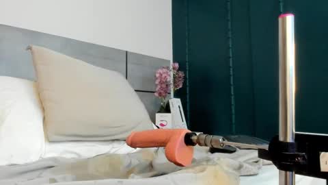 Snapshot of emmasmithh2 chatting on 02-22-25, 08:29 Emma online show from 02-22-25, 08:29