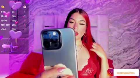 Snapshot of emmaswift1 chatting on 02-25-25, 02:03 Emma online show from 02-25-25, 02:03