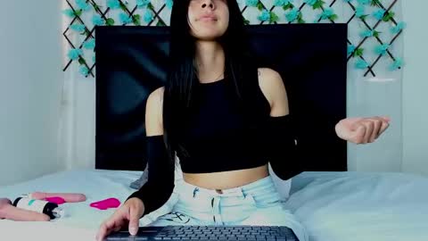 Snapshot of emmawillliams chatting on 01-19-25, 04:04 Emma online show from 01-19-25, 04:04