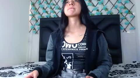 Snapshot of emmawillliams chatting on 12-21-25, 04:14 Emma online show from 12-21-25, 04:14