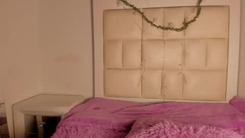 emmily_evans_ online show from 11-10-25, 12:15