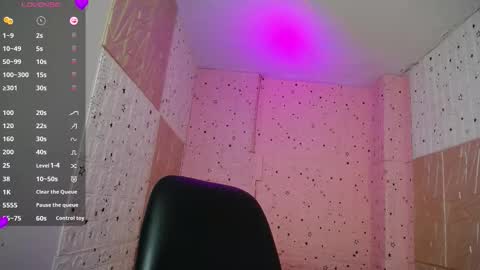 Snapshot of emmy_durant chatting on 11-18-25, 08:46 emmy_durant online show from 11-18-25, 08:46