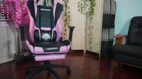 Snapshot of emmyfoxxofficial chatting on 03-10-26, 05:51 Emmylie online show from 03-10-26, 05:51