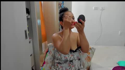 Snapshot of emperatriztapia chatting on 11-28-25, 12:19 emperatriztapia online show from 11-28-25, 12:19