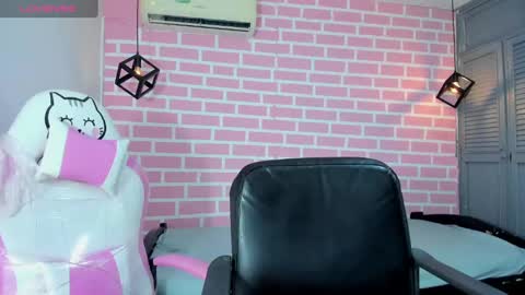 Snapshot of emy_0 chatting on 01-16-25, 03:34 Emy online show from 01-16-25, 03:34