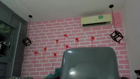 Snapshot of emy_0 chatting on 02-26-25, 08:33 Emy online show from 02-26-25, 08:33