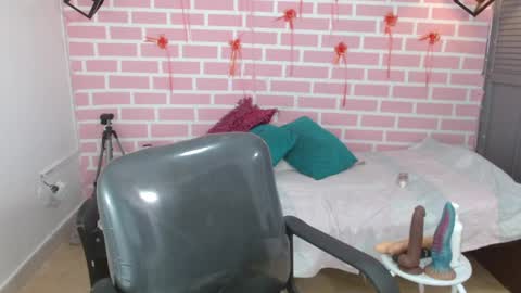 Snapshot of emy_0 chatting on 03-09-25, 09:14 Emy online show from 03-09-25, 09:14