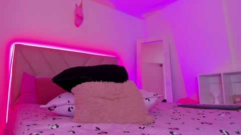 Snapshot of emy_colee chatting on 11-12-25, 04:02 Emy online show from 11-12-25, 04:02