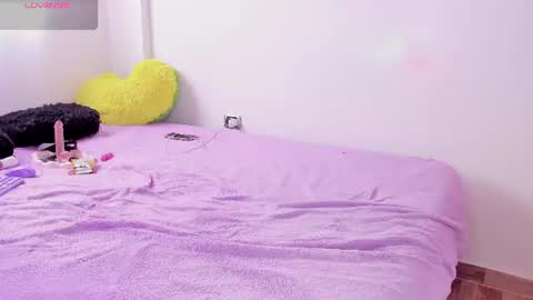 Snapshot of emy_xdy chatting on 06-19-26, 06:45 Im Emily would you like to help me reach 100 online show from 06-19-26, 06:45