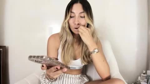 emyconneer online show from 11-18-25, 09:19