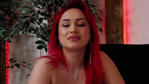 Snapshot of emyhilton_ chatting on 02-14-25, 11:42 Emy online show from 02-14-25, 11:42