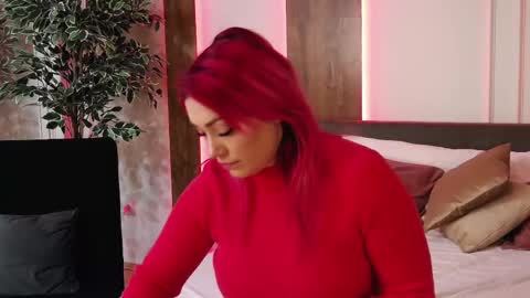 Snapshot of emyhilton_ chatting on 02-19-25, 04:55 Emy online show from 02-19-25, 04:55