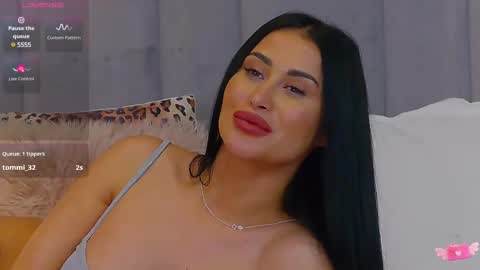 Snapshot of emylaveau chatting on 02-12-25, 10:46 Emy online show from 02-12-25, 10:46