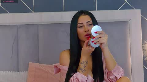 Snapshot of emylaveau chatting on 10-22-25, 06:02 Emy online show from 10-22-25, 06:02