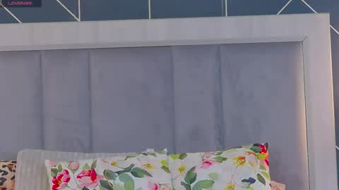 Snapshot of emylaveau chatting on 11-24-25, 06:46 Emy online show from 11-24-25, 06:46