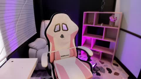 Snapshot of emysilver chatting on 12-04-24, 04:27 Emy Silver online show from 12-04-24, 04:27