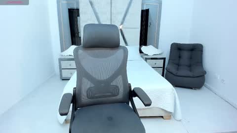 Snapshot of emysilver chatting on 02-12-25, 06:19 Emy Silver online show from 02-12-25, 06:19