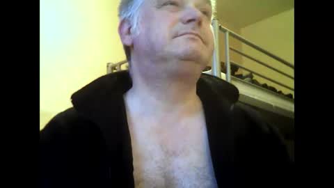 Snapshot of englishguysurrey chatting on 01-09-25, 08:13 englishguysurrey online show from 01-09-25, 08:13