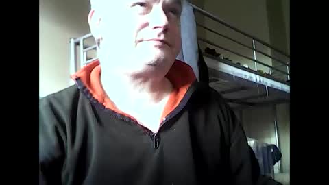 Snapshot of englishguysurrey chatting on 10-27-25, 01:59 englishguysurrey online show from 10-27-25, 01:59