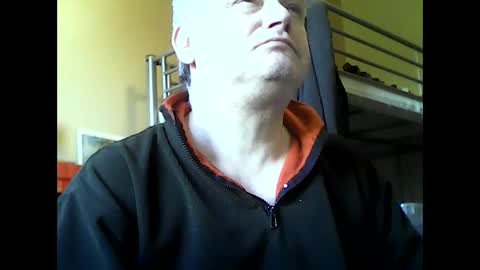 Snapshot of englishguysurrey chatting on 10-28-25, 09:02 englishguysurrey online show from 10-28-25, 09:02