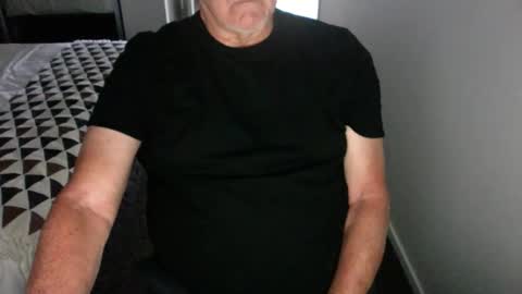 Snapshot of enzed2 chatting on 05-18-26, 02:40 enzed2 online show from 05-18-26, 02:40