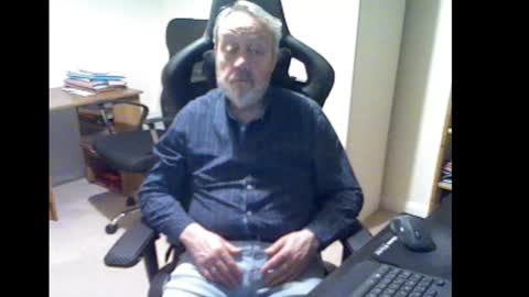 Snapshot of erasmus_d chatting on 03-02-25, 06:40 erasmus_d online show from 03-02-25, 06:40