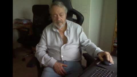 Snapshot of erasmus_d chatting on 10-14-25, 04:30 erasmus_d online show from 10-14-25, 04:30