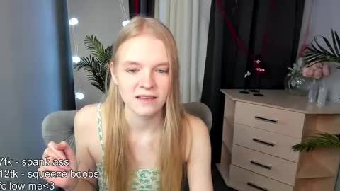 Snapshot of erica_coy_ chatting on 11-29-25, 08:28 Erica online show from 11-29-25, 08:28