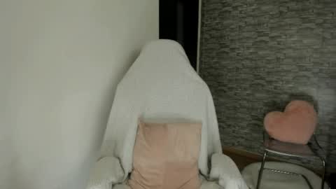 Snapshot of erica_xoo chatting on 05-26-26, 05:36 Riaaa online show from 05-26-26, 05:36