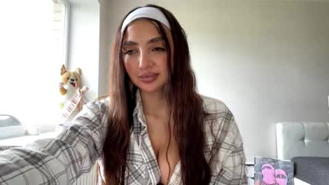 Snapshot of ericwiuff chatting on 05-15-26, 06:42 Vanessa online show from 05-15-26, 06:42