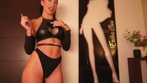 Snapshot of erikabee chatting on 11-01-25, 08:11 Venus Skye online show from 11-01-25, 08:11