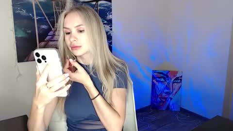 Snapshot of erikagavin chatting on 10-08-25, 11:52 Erika online show from 10-08-25, 11:52