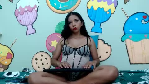 Snapshot of erikaskinny18 chatting on 05-10-26, 05:51 erika online show from 05-10-26, 05:51