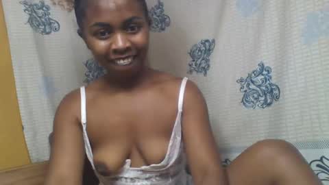 Snapshot of erolinee chatting on 10-28-25, 05:55 erolinee online show from 10-28-25, 05:55