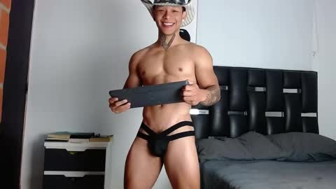 Snapshot of erosscott chatting on 04-22-26, 04:19 Eros online show from 04-22-26, 04:19