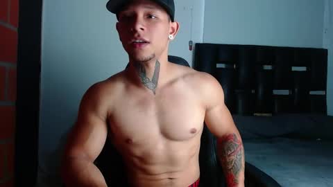 Snapshot of erosscott chatting on 05-15-26, 05:42 Eros online show from 05-15-26, 05:42