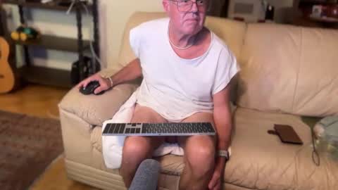 Snapshot of erostalk chatting on 10-04-25, 07:17 eros online show from 10-04-25, 07:17