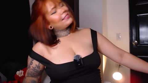 Snapshot of erothopia_ chatting on 12-17-25, 12:05 yhoa online show from 12-17-25, 12:05